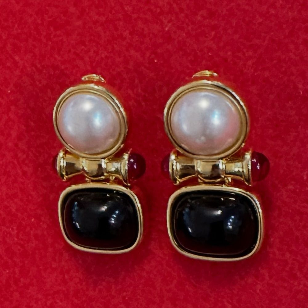 Joan Rivers Vintage Signed Elegant Gold w/ Faux Pearl and Onyx Clip Earrings - Picture 4 of 10